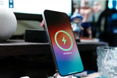 新乡苹果15换屏服务分享用什么充电器给iPhone15充电更好 